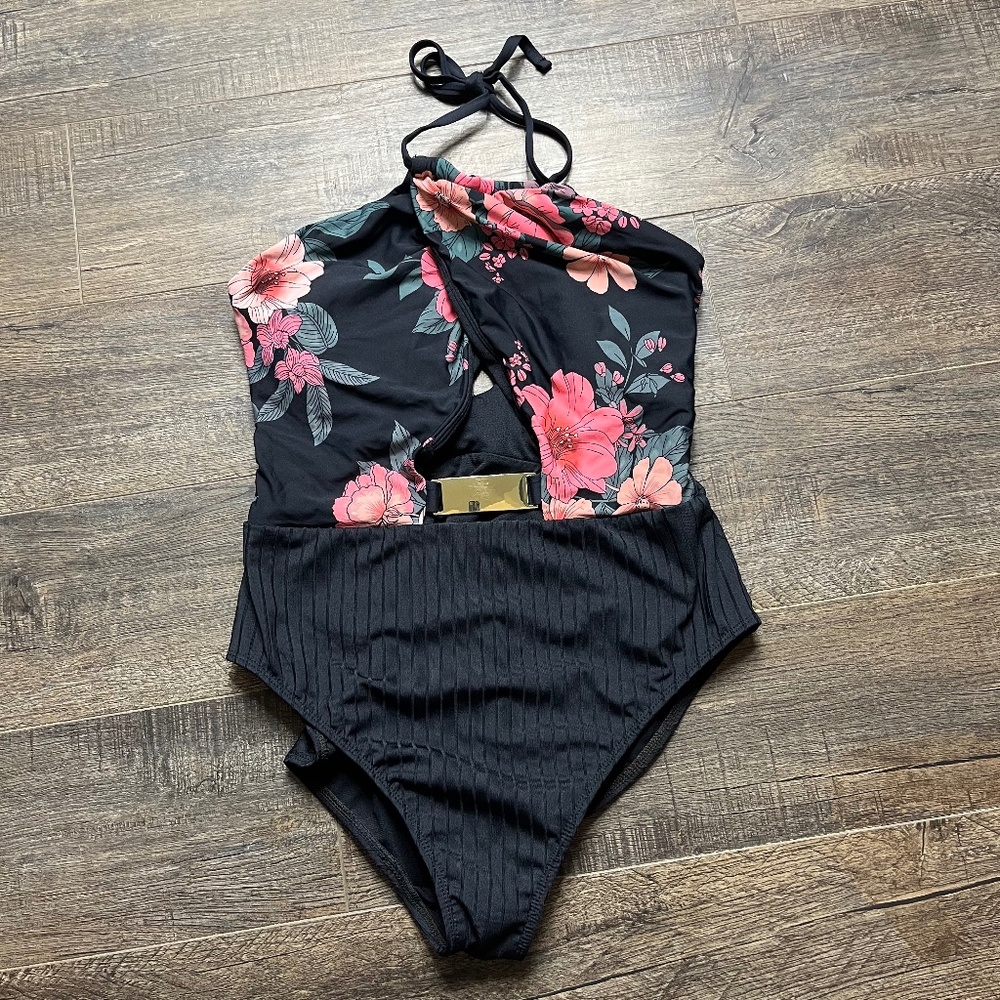 Time & Tru Floral Swim Suit One Piece ((size Medium))